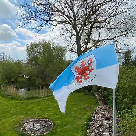 Historisches Fuer 8 Personen Mit Luxus Und Auf 2 Etagen Ideal Fuer Familien Und Hunde 2500m2 Eingezaeunt An Der Ostsee 펜션 Niepars