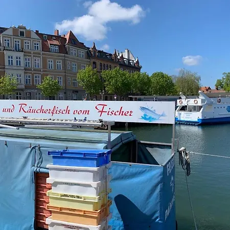 Historisches Fuer 8 Personen Mit Luxus Und Auf 2 Etagen Ideal Fuer Familien Und Hunde 2500m2 Eingezaeunt An Der Ostsee 펜션 *