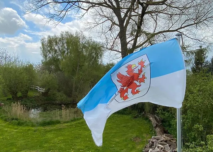 Historisches Fuer 8 Personen Mit Luxus Und Auf 2 Etagen Ideal Fuer Familien Und Hunde 2500m2 Eingezaeunt An Der Ostsee Semesterbostad Niepars