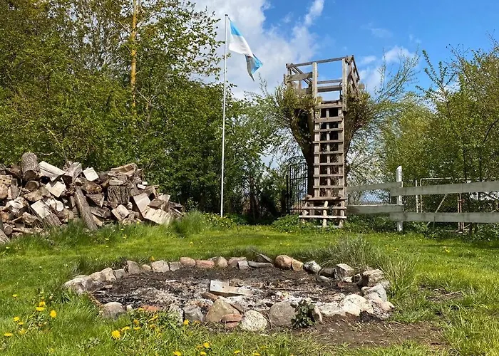 Historisches Fuer 8 Personen Mit Luxus Und Auf 2 Etagen Ideal Fuer Familien Und Hunde 2500m2 Eingezaeunt An Der Ostsee Semesterbostad Niepars