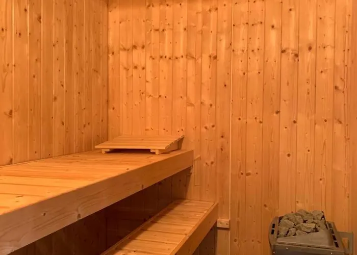 Historisches Fuer 8 Personen Mit Luxus Und Auf 2 Etagen Ideal Fuer Familien Und Hunde 2500m2 Eingezaeunt An Der Ostsee Semesterbostad Niepars