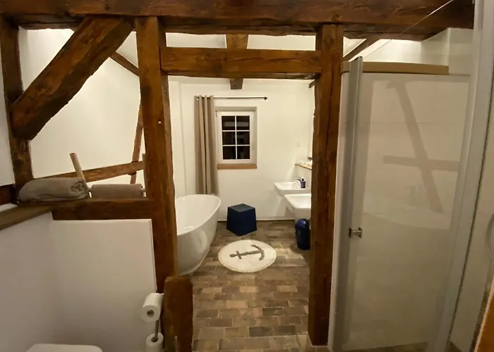 Historisches Fuer 8 Personen Mit Luxus Und Auf 2 Etagen Ideal Fuer Familien Und Hunde 2500m2 Eingezaeunt An Der Ostsee Semesterbostad Niepars