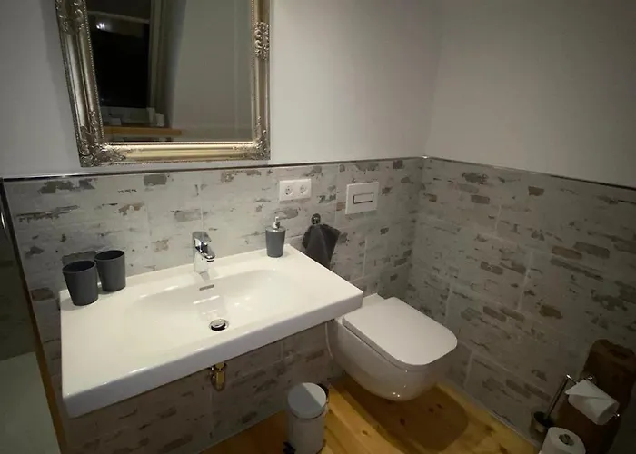 Historisches Fuer 8 Personen Mit Luxus Und Auf 2 Etagen Ideal Fuer Familien Und Hunde 2500m2 Eingezaeunt An Der Ostsee * Niepars