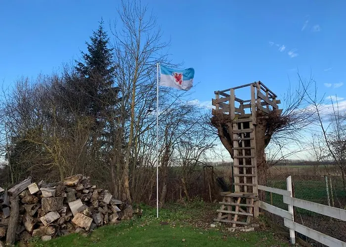 Historisches Fuer 8 Personen Mit Luxus Und Auf 2 Etagen Ideal Fuer Familien Und Hunde 2500m2 Eingezaeunt An Der Ostsee Semesterbostad Niepars