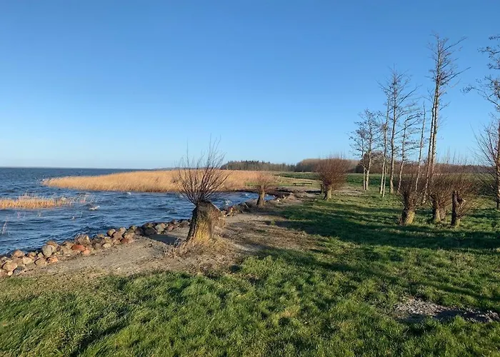 Semesterbostad Historisches Fuer 8 Personen Mit Luxus Und Auf 2 Etagen Ideal Fuer Familien Und Hunde 2500m2 Eingezaeunt An Der Ostsee Niepars