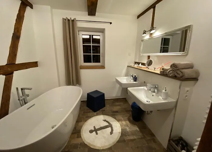 Historisches Fuer 8 Personen Mit Luxus Und Auf 2 Etagen Ideal Fuer Familien Und Hunde 2500m2 Eingezaeunt An Der Ostsee * Niepars