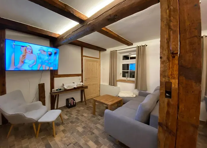 Historisches Fuer 8 Personen Mit Luxus Und Auf 2 Etagen Ideal Fuer Familien Und Hunde 2500m2 Eingezaeunt An Der Ostsee Semesterbostad Niepars